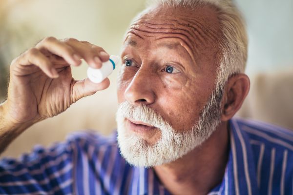 zdravljenje glavkoma s kapljicami za oči pri starejšem moškem